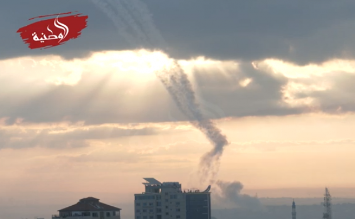 رشقات صاروخية عنيفة تطلقها المقاومة من غزة تجاه الأراضي المحتلة