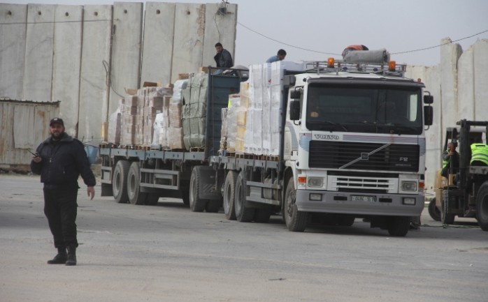أعلن رئيس اللجنة الرئاسية لتنسيق البضائع في قطاع غزة رائد فتوح، إن معبر كرم أبو سالم التجاري سيفتح غدا الإثنين، لإدخال 580 شاحنة محملة ببضائع للقطاعين التجاري والزراعي وقطاع المواصلات