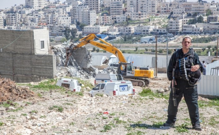 هدمت صباح الثلاثاء، جرافات الاحتلال الاسرائيلي منزلاً فلسطينياً، في بلدة النبي صالح غربي رام الله وسط الضفة الغربية، بحجة البناء بدون ترخيص.
