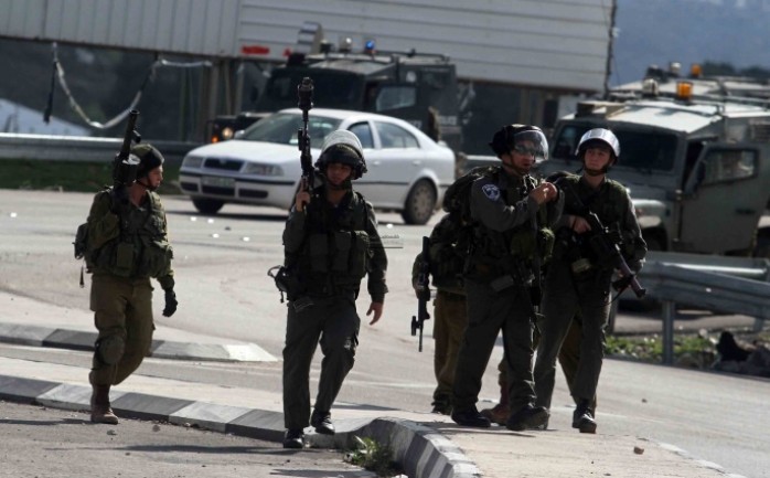 قوات الاحتلال تغلق شارع حوارة - نابلس بعد تعرض سيارة مستوطن لزجاجة حارقة 
