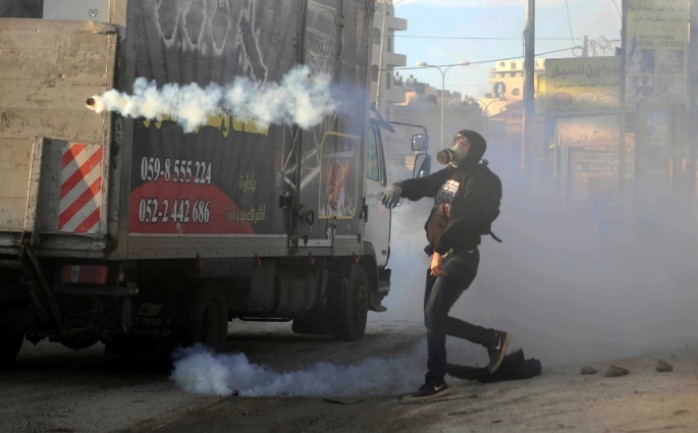 أصيب عدد من المواطنين بحالات اختناق الثلاثاء، بعد إطلاق قوات الاحتلال قنابل الغاز السام تجاههم، قرب الحاجز العسكري "أبو الريش" في البلدة القديمة بمدينة الخليل، جنوب الضفة الغربية