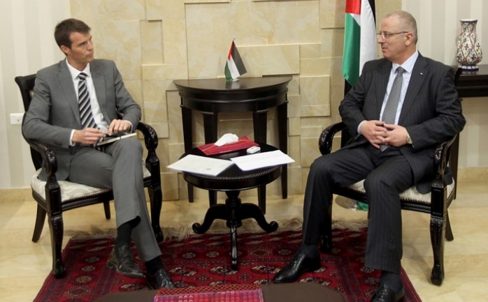 قال رئيس الوزراء رامي الحمد الله إن الحكومة ملتزمة بالعمل على تحقيق الوحدة بين شطري الوطن في الضفة الغربية وقطاع غزة.
