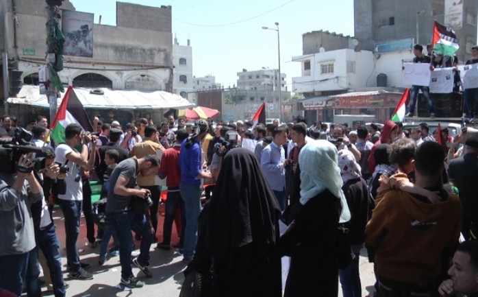 قرقت عناصر مدنية تحمل هراوات وعصيي في قطاع غزة تظاهرات حراك 29 نيسان في حي الشجاعية شرق مدينة غزة.
