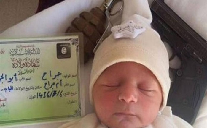 نشرت صحيفة الاندبندت البريطانية صورة لمولود في ايامه الاولى ينام محاطا باسلحة والى جواره شهادة ولادة منسوبة الى "الدولة الاسلامية".