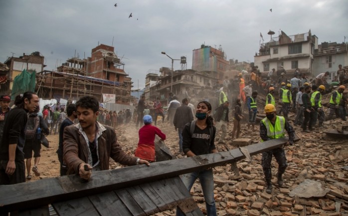 ارتفع عدد ضحايا الزلزال الذي ضرب نيبال السبت الماضي إلى 4010 قتلى، إضافة إلى أكثر من 7500 مصاب، في حين بدأت بعض الطائرات التي تنقل مواد الإغاثة بالوصول إلى  مطار العاصمة النيبالية كتماندو.

