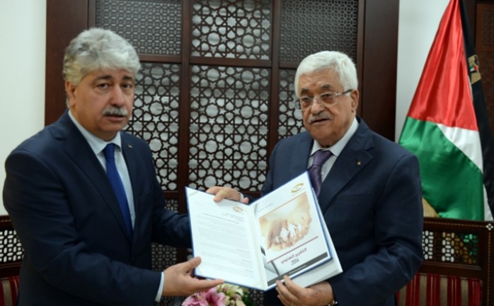 تسلم الرئيس محمود عباس، الأحد، التقرير السنوي الصادر عن هيئة التقاعد الفلسطينية للعام 2014