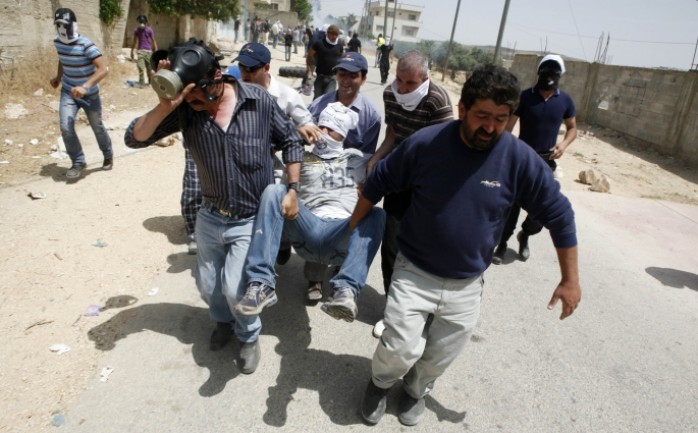 أصيب ستة مواطنين من بينهم 3 صحفيين وطفلان، ومتضامن أجنبي خلال قمع جيش الاحتلال لمسيرة كفر قدوم السلمية الأسبوعية الرافضة للاستيطان، والمطالبة بفتح شارع القرية المغلق منذ 13 سنة.