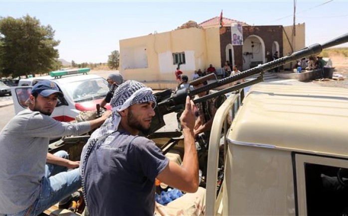 قتل ثلاثة أشخاص الجمعة، بعد أن أصاب صاروخ مركزا طبيا في مدينة بنغازي شرق ليبيا، وفق ما قالت مصادر طبية