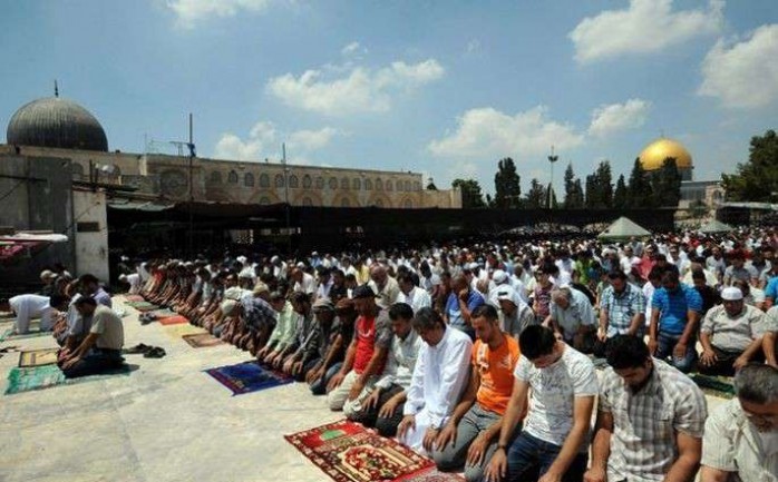 توجه صباح الجمعة  إلى مدينة القدس عبر نحو 200 من سكان قطاع غزة لاداة صلاة الجمعة في المسجد الاقصى معبر ايرز.