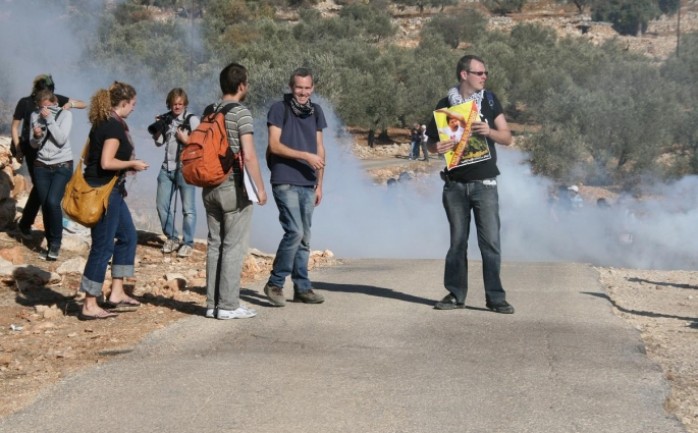 أصيب ظهر الجمعة، عشرات المواطنين والمتضامنين الأجانب والصحفيين بحالات اختناق بالغاز السام المسيل للدموع، أثناء قمع قوات الاحتلال الإسرائيلي لمسيرة بلدة نعلين الأسبوعية، شمال رام الله والبيرة 