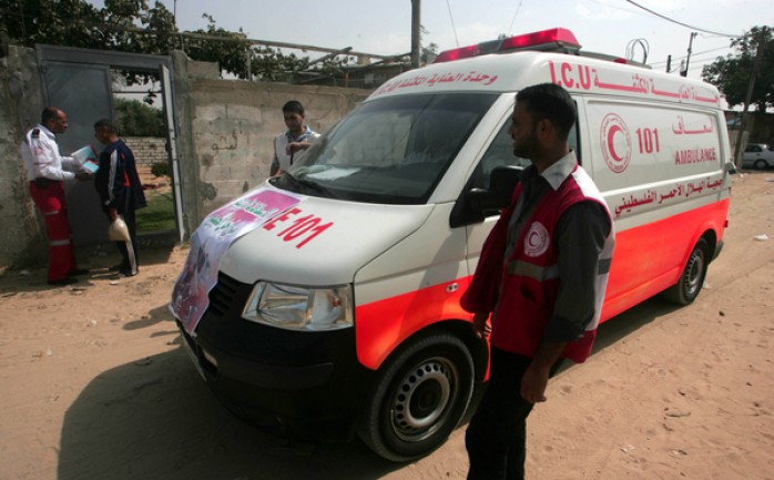 وقال المتحدث باسم وزارة الصحة في غزة أشرف القدرة لـ"الوطنيـة" إن الطواقم الطبية نقلت المصاب لمستشفى  الشفاء غرب غزة لتلقي العلاج اللازم.