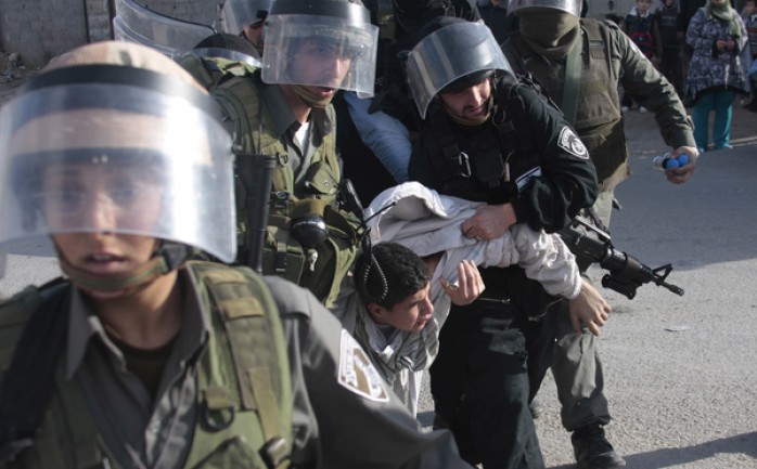 نفذت قوات الاحتلال الإسرائيلي فجر الأحد، حملة اعتقالات في مناطق متفرقة من الضفة الغربية ومدينة القدس المحتلة، واقتادتهم إلى مراكز توقيف وتحقيقٍ إسرائيلية.
