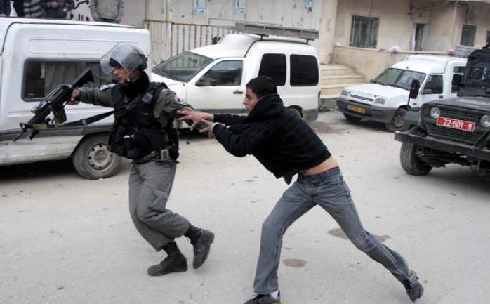 اعتقلت قوات الاحتلال الاسرائيلي، فجر الثلاثاء، أربعة مواطنين بعد حملة مداهمات واقتحامات واسعة لعدد من منازل وقرى ومدن الضفة الغربية.
