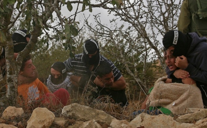 اعتقلت قوات الاحتلال الإسرائيلي، السبت، ثلاثة مواطنين من محافظة الخليل جنوب الضفة الغربية.