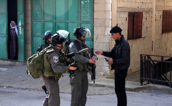 سلمت قوات الاحتلال الإسرائيلي، السبت، أربعة مواطنين من بيت لحم والخليل، بلاغات لمراجعة مخابراتها.