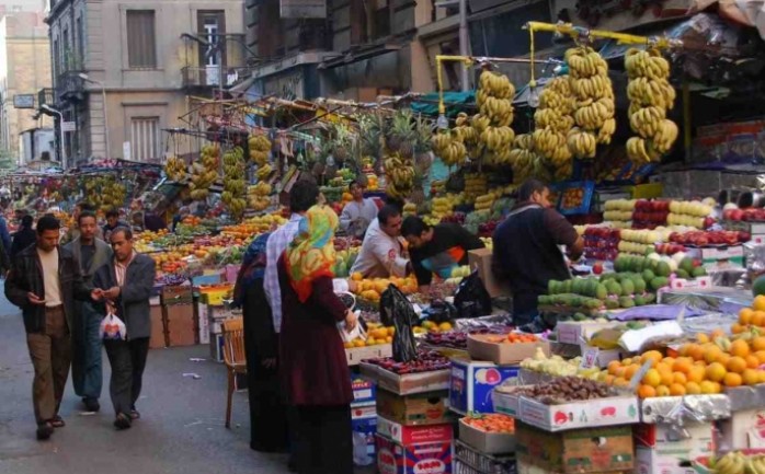 واصلت أسعار الخضراوات والفاكهة واللحوم بكافة المجمعات الاستهلاكية في جهورية مصر العربية، ارتفاعاتها القياسية خلال الأيام الماضية.
