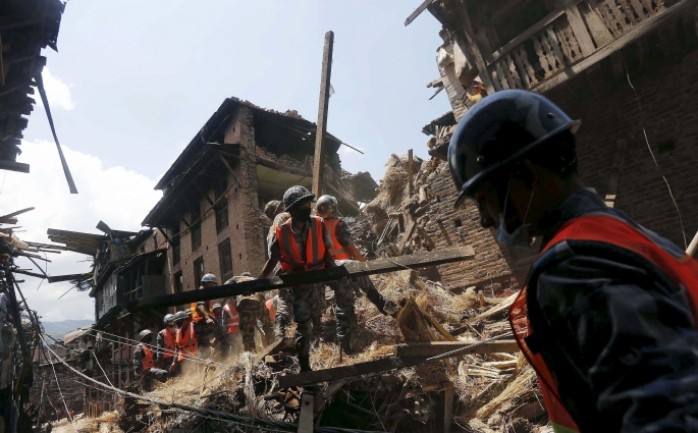 وصلت حصيلة الزلزال المدمر الذي ضرب نيبال الأسبوع الماضي إلى 7040 قتيل، بينهم 48 من الأجانب، وأكثر من 14 ألف قتيل، فيما لا يزال الكثيرون في عداد المفقودين، وفق حصيلة رسمية جديدة مؤقتة.