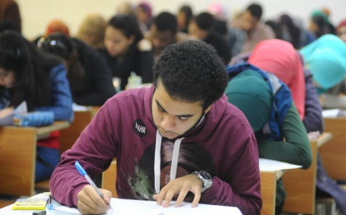 تعلن وزارة التربية والتعليم في مصر عن نتائج اختبارات الثانوية العامة مساء اليوم الثلاثاء&nbsp;بعد ساعات قليلة.

وقال وزير 