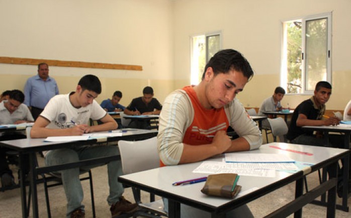 أكدت وزارة التربية والتعليم العالي أن جميع الطلبة المسجلين لامتحان الثانوية العامة &quot;التوجيهي&quot; هذا العام في الضفة الغربية وقطاع غزة سيخضون لتجربة الامتحان الجديد وقالت الوزارة في بيا