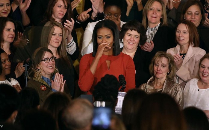 وجهت سيدة الولايات المتحدة الأولى ميشيل أوباما رسالة مشوبة بالعواطف لقبول التنوع والترحيب بكل الأديان أمس، &nbsp;في رسالة غير مستترة بشكل كبير إلى الرئيس الأميركي المنتخب دونالد ترامب 