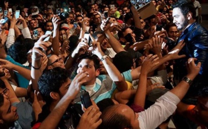 تداول نشطاء مواقع التواصل الاجتماعي مقطع فيديو لفتاة وضعت النجم المصري تامر حسني في موقف محرج بمطار عمان في الأردن.

ويظهر الفيديو الفتاة وهي تمسك بيد تامر حسني وتحتضنه وتقبله، وسط حشد كبير م