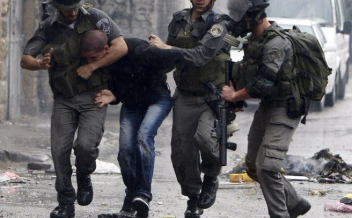 اعتقلت شرطة الاحتلال الإسرائيلي الشاب محمد عويضة (30 عاما) من القدس المحتلة، بحجة الاشتباه بتقديمه المساعدة لمنفذ عملية في آذار الماضي بمدينة يافا بحسب ادعاء الاحتلال