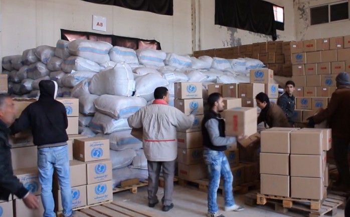 مسؤول بالأمم المتحدة يطالب الحكومة السورية وجماعات المعارضة بالتوقف عن التدخل في تسليم المساعدات الغذائية والطبية للمدنيين المحاصرين في مناطق محاصرة أو يصعب الوصول إليها.
