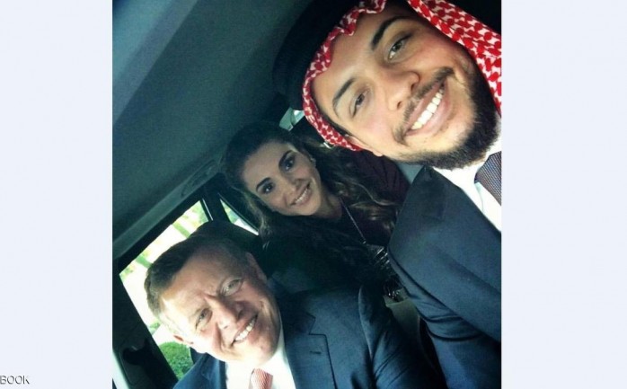 أنشرت صورة سيلفي التقطها ولي العهد الأردني الأمير الحسين بن عبدالله عقب الاحتفال الرسمي بمناسبة ذكرى الاستقلال.

واشتعل موقع "الفيسبوك" للتواصل الاجتماعي بصورة السيلفي التي تظهر العاهل الأر