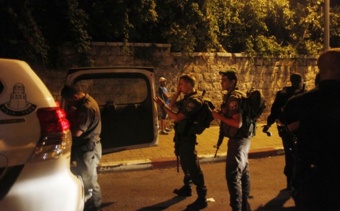 قوات الاحتلال خلال اعتقالها أحد المواطنين في رام الله (أرشيف)