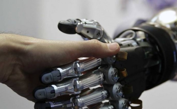 يسعى علماء من جامعة &quot;سمارا&quot; الروسية على تطوير روبوتات فضائية بذراع خاصة تشبه يد الإنسان، حيث يتم تطوريه ليعمل على أساس أجهزة استشعار الألياف الضوئية.

وأوضح المركز الصحفي التابع للج