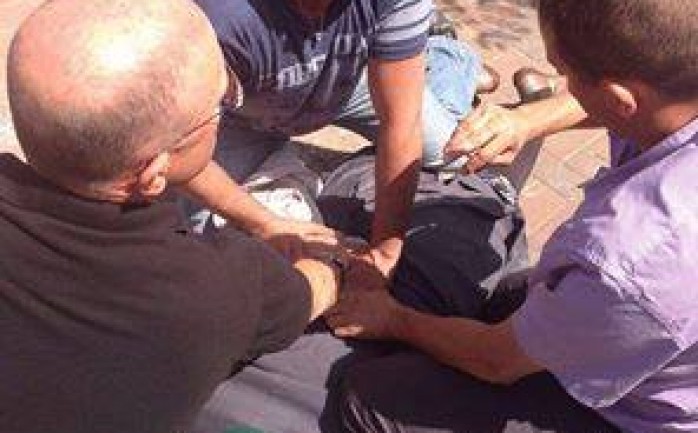 اصيبت مستوطنة إسرائيلية بجراح طفيفة بعد تعرضهh لعملية طعن جنوب مدينة تل أبيب.

وقال موقع "0404" العبري " إن جيش الاحتلال اطلق النار على فتاة فلسطينية بزعم تنفيذها عملية الطعن.

يتبع//