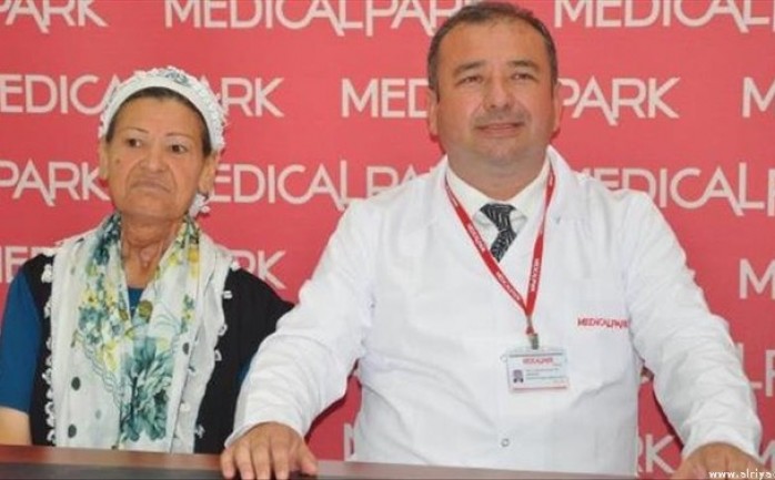 استعادت سيدة تركية في ولاية مرسين جنوب البلاد&nbsp;نطقها للمرة الأولى عقب إجراءها عملية زرع لسان العام الماضي، بعد تفشي السرطان فيه

وبدأت السيدة التي تدعى ظفر 