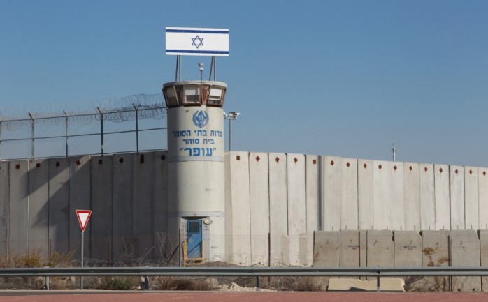 أصدرت محكمة الاحتلال الإسرائيلي اليوم الثلاثاء، أحكاماً بالسجن الفعلي والغرامات المالية بحق أربعة أسرى من سجن &quot;عوفر&quot;.

