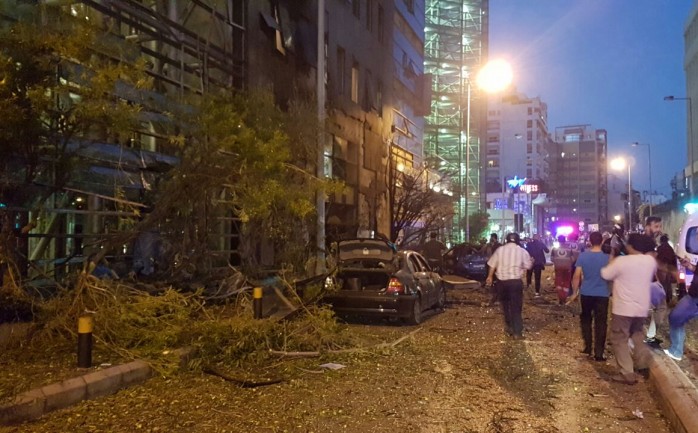 هز انفجار ضخم مساء الأحد العاصمة اللبنانية بيروت في شارع فرعي يربط منطقة الظريف بشارع فردان، قرب أحد المصارف.

وأفادت الوكالة الوطنية اللبنانية للإعلام