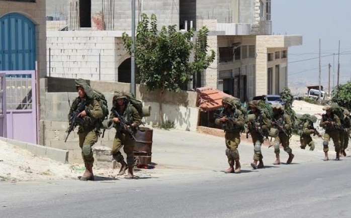 نفذت قوات الاحتلال الإسرائيلي اليوم السبت، حملة مداهمات واسعة في مدينة الخليل وبلدتي سعير ويطا جنوب الضفة الغربية.

ووفقا لوكال