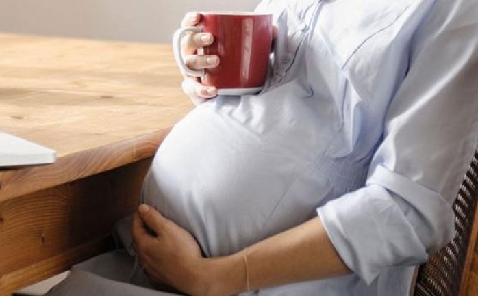أظهرت دراسة حديثة أن تناول أكثر من فنجانين من المشروبات الغنية بالكافيين يزيد من مخاطر الإجهاض، خاصة إن كان هذا في بداية حدوث الحمل أو في مرحلة التخصيب، حيث أن مخاطر الإجهاض لا تزيد عندما