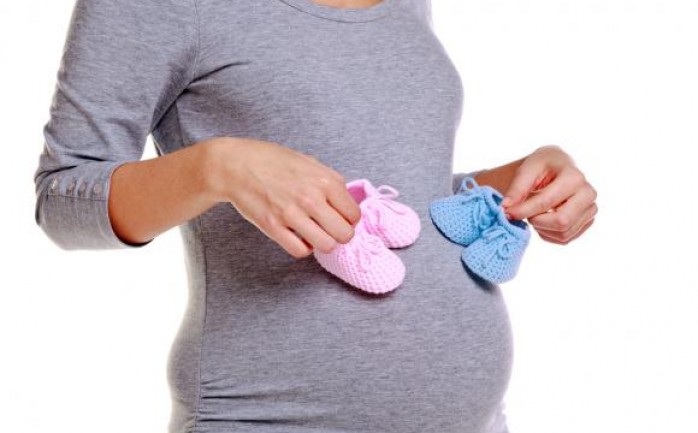 تتعدّد أسباب الحمل بالتوائم حيث أن الوراثة تعلب دوراً كبيراً في الأمر، بالإضافة لتناول أدوية الخصوبة، لكن في ذات الوقت فقد تتساءلين عن بعض أعراض الحمل بالتوأم.


