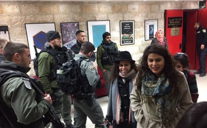 أغلقت سلطات الاحتلال مسرح الحكواتي في مدينة القدس المحتلة، مساء الخميس، لمنع تنظيم فعالية فنية.

