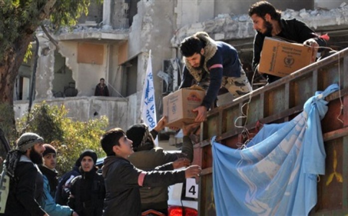 أدخلت الأمم المتحدة&nbsp; قافلة مساعدات إلى بلدة داريا الواقعة على مشارف العاصمة السورية دمشق لأول مرة منذ نوفمبر- تشرين الثاني 2012.

