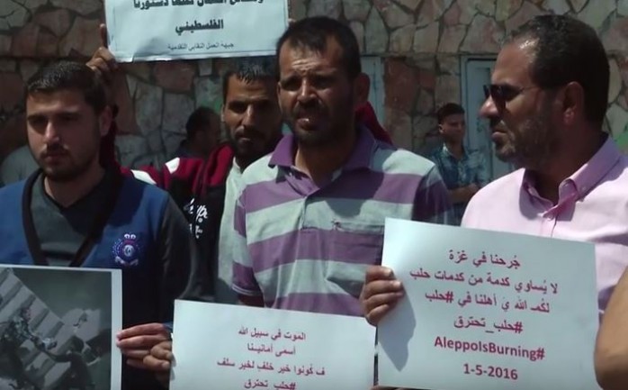 شارك العشرات من أبناء الشعب الفلسطيني في وقفة تضامنية تنديدًا في المجزرة التي ارتكبت في مستشفى القدس بمدينة حلب السورية.