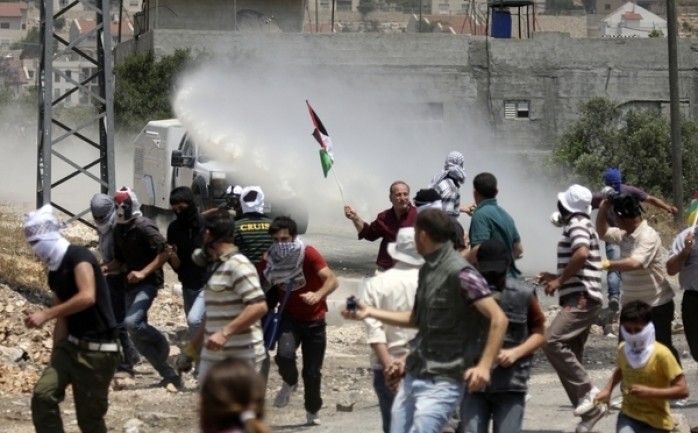 أصيب فلسطينيان مساء الأربعاء، جراء استهدافهما من قبل الاحتلال الإسرائيلي بقنابل الصوت في قرية قصرة جنوب مدينة نابلس