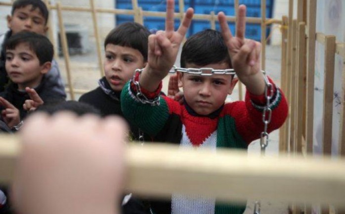 تعتقل قوات الاحتلال الإسرائيلي، نحو 350 طفلاً فلسطينياً تقل أعمارهم عن 18 عاماً، وبينهم 12 فتاة قاصر في سجونها، بين محكومين وموقوفين، وفق نادي الأسير الفلسطيني.

