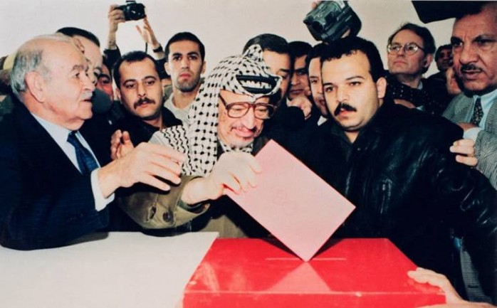 يصادف اليوم الجمعة، الذكرى الـ21 لإجراء أول انتخابات رئاسية وتشريعية فلسطينية، بناء على اتفاق أوسلو لعام1993.

فقد شهد يوم 20 كانون ا