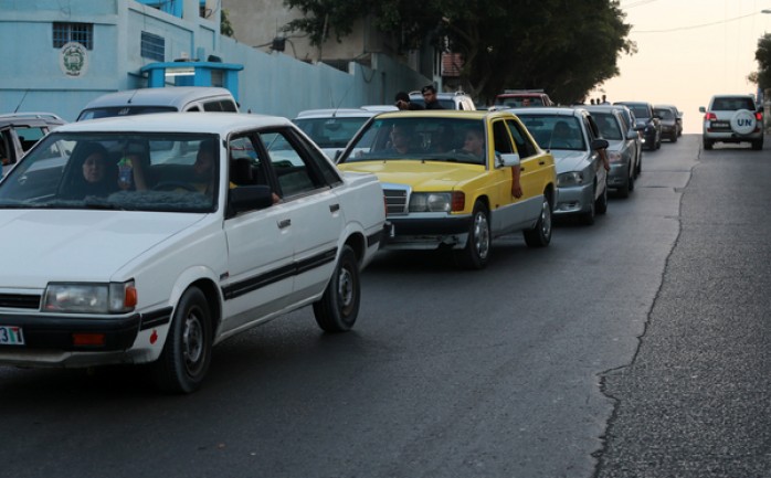 يسعى السائق أبو شكري الكرد (65 عامًا) الذي يمتلك سيارة أجرة جاهدًا لإكمال أجرته اليومية التي لا تتعدى الـ 30 شيقل بسبب ازدياد أعداد السائقين في غزة بشكل ملحوظ مؤخرًا.