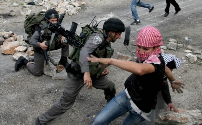 أصيب عشرات المواطنين اليوم الجمعة، بحالات اختناق جراء قمع &nbsp;قوات الاحتلال الإسرائيلي لمسيرتهم السلمية في قرية كفر قدوم.

