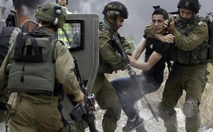 اعتقلت قوات الاحتلال الإسرائيلي اليوم الإثنين، ثلاثة فلسطينيين في منطقتي العيزرية والخليل، فيما تواصل إغلاقها لمداخل عدة بلدات وقرى ومخيمات بالسواتر الترابية.