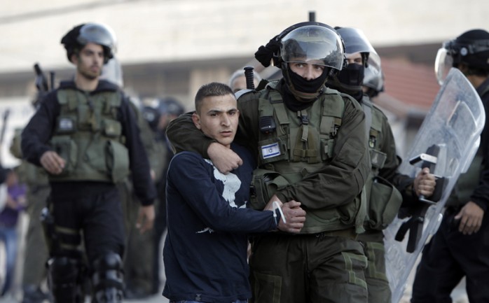 اعتقلت قوات الاحتلال الاسرائيلي، فجر اليوم الجمعة،&nbsp;شابا من &nbsp;قرية الطيبة غرب جنين. 

وذكرت مصادر أمنية أن قوات الا