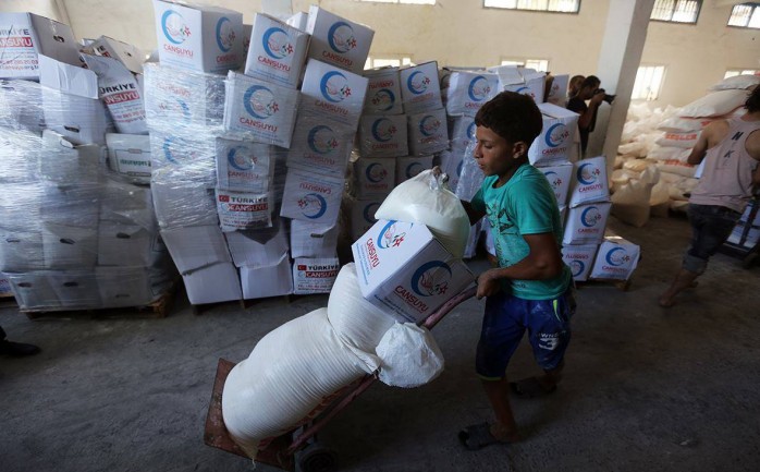أكد النائب جمال الخضري رئيس اللجنة الشعبية لمواجهة الحصار أن نحو مليون ونصف المليون مواطن في قطاع غزة يعيشون على&nbsp; المساعدات الاغاثية، في وضع خطير يعيشه سكان القطاع بسبب الحصار الاسرائيلي
