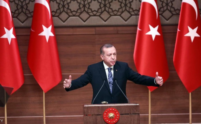 وافق البرلمان التركي بالقراءة الثانية وفي الجلسة التي عقدت اليوم السبت، على مشروع التعديل الدستوري الهادف إلى تعزيز صلاحيات الرئيس التركي رجب طيب أردوغان، ما يفتح المجال لطرحه على الاس
