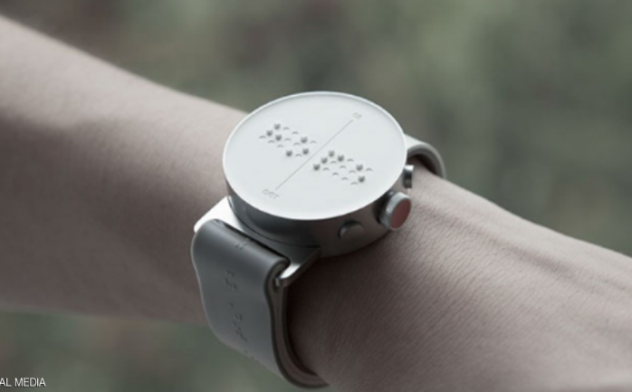 أعلنت شركة "Dot" عن تطوير ساعة ذكية مصممة للمكفوفين تمكنهم من الإحساس بالوقت عن طريق لمس نقاط بارزة فيها، وأشارت أنه سيبدأ بيعها في شهر مارس المقبل، بع